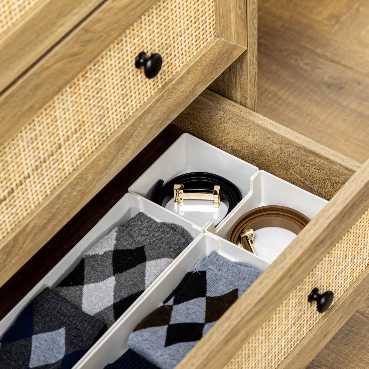 Byrå i rotting och trä