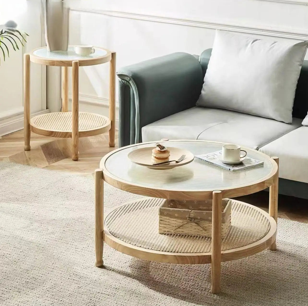 Runt Rottingbord med Glasskiva i Massivträ